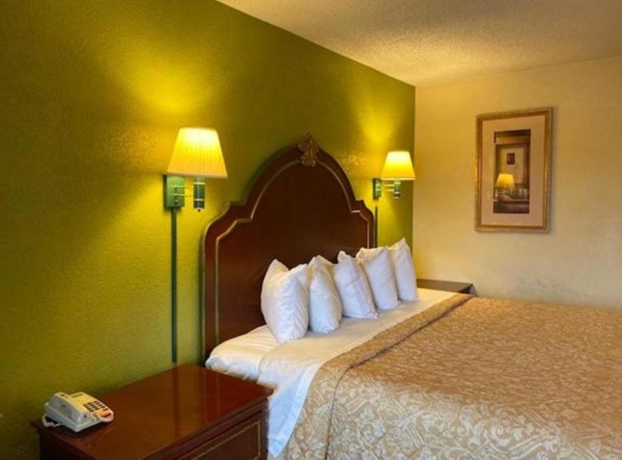 Travelodge By Wyndham Sellersburg Extérieur photo