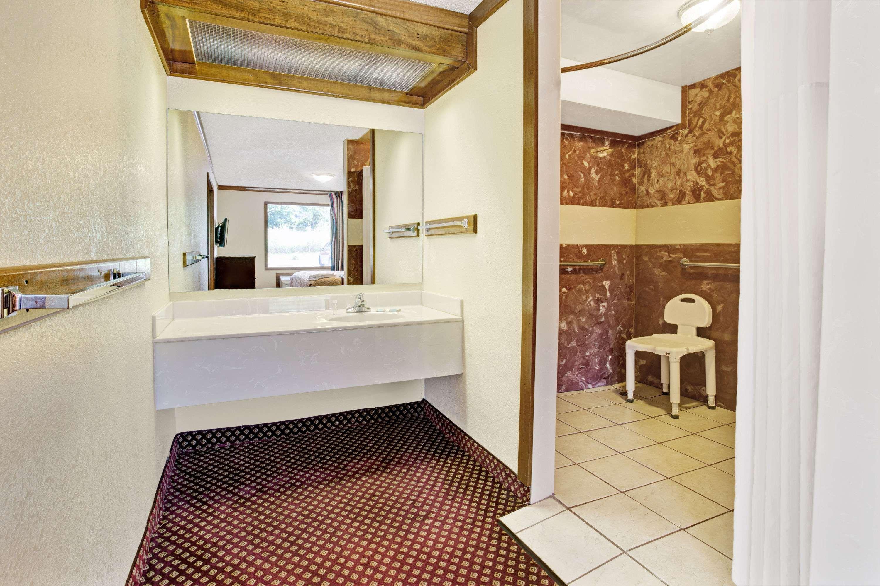Travelodge By Wyndham Sellersburg Extérieur photo